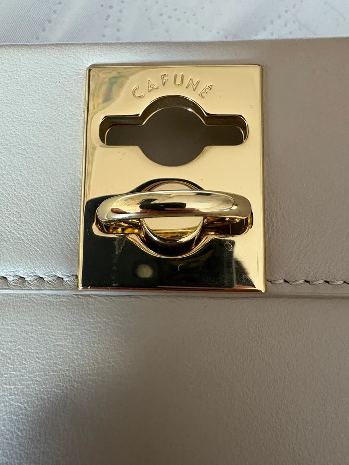 Cafune Stance Claspe Taupe-skinnaxelremsväska