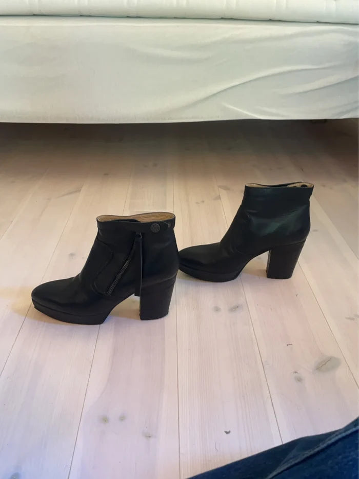 Acne Studios-skinnboots
