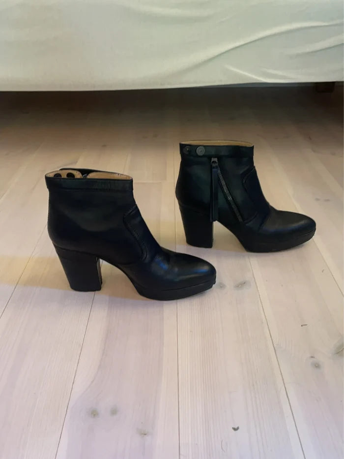 Acne Studios-skinnboots