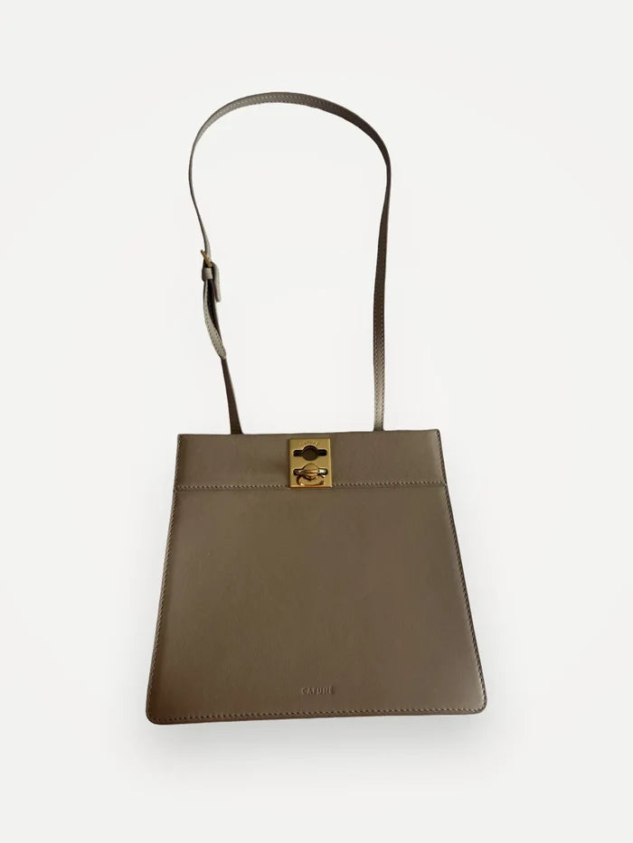 Cafune Stance Claspe Taupe-skinnaxelremsväska