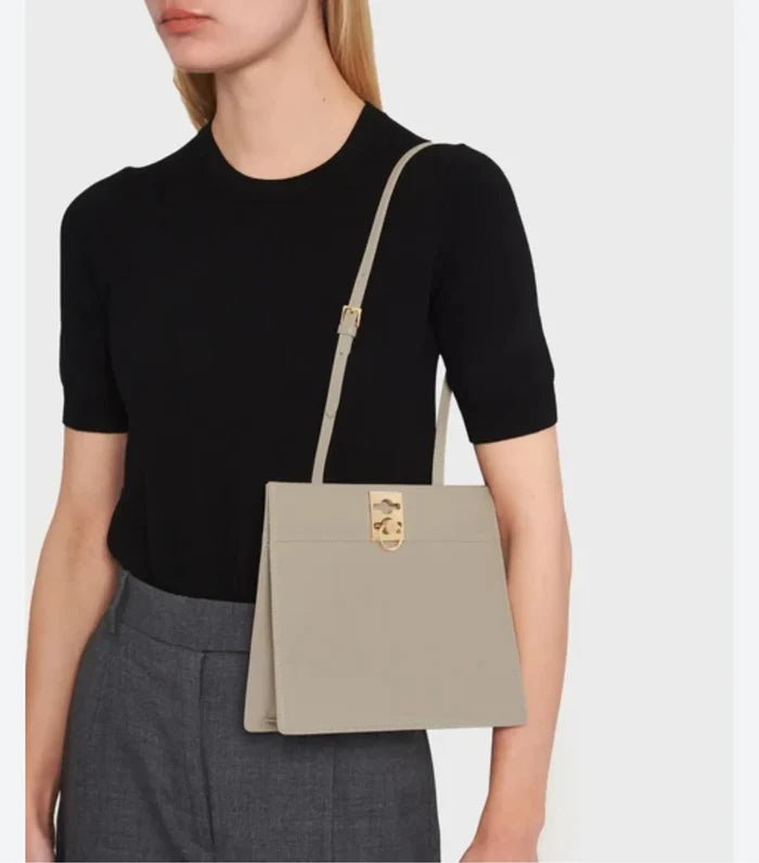 Cafune Stance Claspe Taupe-skinnaxelremsväska